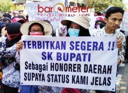 Tuntut Upah Layak, Guru Honorer di Lamongan Demo Bupati