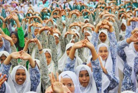 Diiringi Gerimis, MWCNU Paciran Gelar Kirab 21 Ribu Santri