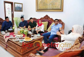 Silaturahim ke Khofifah, TKD Jatim Dihadiahi Serban Jokowi
