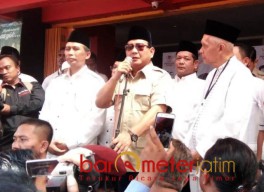 Prabowo, Cari Dukungan Sambil Nikmati Sate Khas Ponorogo