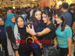 Seru Abis Berburu Foto-Tanda Tangan Artis Caleg Nasdem