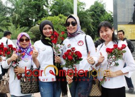 Aksi Bagi Bunga TKD Jatim Curi Perhatian Pengguna Jalan