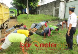 Langgar Aturan Puluhan Sopir Truk di Gresik Dihukum Push Up