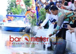 Susuri Sungai Brantas, Khofifah Bersih-bersih Sampah Popok