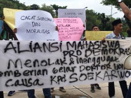 Tolak Gelar Doktor Soekarwo, UINSA: Apa Hak Mahasiswa