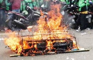 Tuntut Kenaikan Tarif, Driver Ojol di Surabaya Bakar Keranda