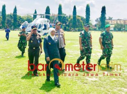Naik Helikopter, Khofifah Tinjau Kesiapan Pemilu di 3 Kabupaten