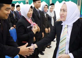 Heboh Bupati Bojonegoro ke Inggris, Khofifah: Sudah Izin