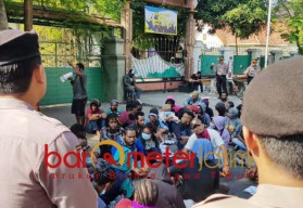 Minta Rekan Dibebaskan, Mahasiswa Papua Blokir Jalan