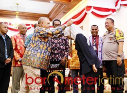 Datang ke Jatim, Pendeta Papua Hadiahi Khofifah Noken