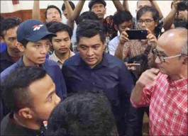 Mahasiswa Gaduh di Grahadi, Airlangga Pribadi Minta Maaf
