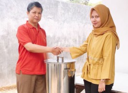 Unesa Beri UKM Bantuan Mesin Pengolahan Bakpia Lewat PKM