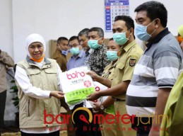 Lawan Corona Khofifah Bagikan 7.100 APD di 64 RS Rujukan