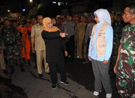 Dini Hari, Khofifah Gelap-gelapan Tinjau Longsor Jember