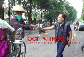Turun Jalan, Pengacara di Surabaya Berbagi Nasi Bungkus