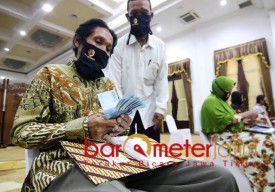 Tak Jaga Jarak Khofifah Sindir Pembagian BLT di Surabaya