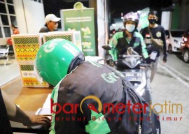 PSBB Surabaya Raya, Ojol Turut Antar 2000 Paket Sembako