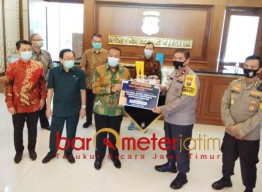 Bareng Polda Jatim, Forkas Salurkan 10 Ton Beras dan APD