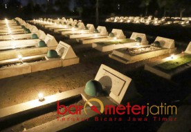 Dini Hari, Khofifah Renungan Suci di Taman Makam Pahlawan