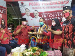 Bertahun-tahun Bersama Warga, Eri-Armuji Tak Perlu Bagi Sarung