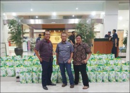 Lewat UCC, Unesa Gencar Bantu Masyarakat Terdampak Corona