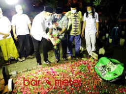 Terjang Gerimis Malam, Kelana Ziarahi Makam Cak Nur