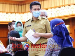 Emil Dardak: Kita Nyuruh Orang Divaksin, Masa Kita Enggak