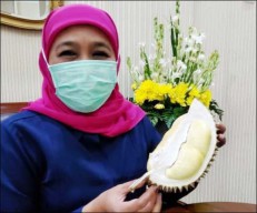 Hari ke-27 Isolasi Mandiri, Khofifah Pamer Durian Kawuk