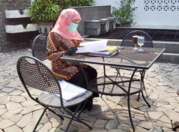 Khofifah Isolasi, Ganti Emil Pertama di Jatim yang Divaksin