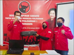 HUT ke-48 Bareng Rakyat, PDIP Surabaya Bagikan Laptop