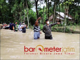 Bantu Korban Banjir, Gus Hans Terabas Air Setinggi Satu Meter