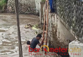 Banjir Jombang, Warga Nekat Lawan Arus Bersihkan Sampah