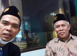 Temui Kiai NU Jatim, Buka Peci, UAS Minta Ditiup Ubun-ubunnya