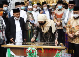 Ger-geran Khofifah Lempar Canda di Acara Kiai Asep Mantu