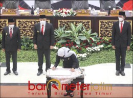 AKI-AKB Disorot Khofifah, Ketua DPRD Surabaya Angkat Bicara