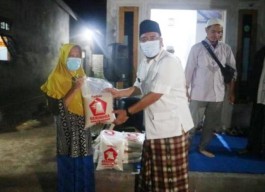 Ramadhan, Anwar Sadad Turun ke Warga Perbaiki Rumah Janda