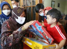 Bawakan Mainan, Risma Hibur Balita Awak KRI Nanggala-402