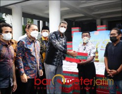Masih Pandemi, Yayasan SIS Beri Paket Sembako di Surabaya