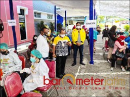 Tinjau Vaksinasi Buruh, Ketua Golkar Jatim Beri Apresiasi