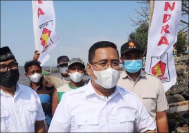 Diberi Merah Putih, Eh.. Nelayan Masih Minta Bendera Gerindra