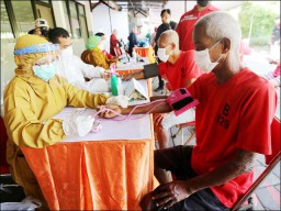 Kejar Target Vaksinasi, Pemkot Surabaya Sasar Orang Gila