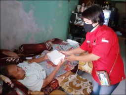 Bantu Warga Sakit-Lansia, PDIP Surabaya Hadir di Masa Sulit