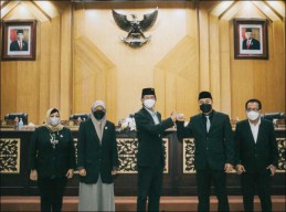 APBD-P Surabaya Rp 8,9 T: Ada Seragam Gratis Rp 21,1 M