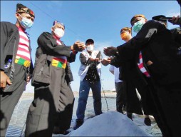 Simbol Bela Petani, Presiden PKS Borong Garam dan Cabai