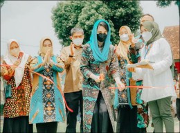 Arumi Cicipi Keripik Gedebok Pisang, Wah Gimana Rasanya