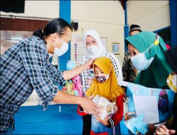 Aksi Sosial Stikosa-AWS: 1.000 Sandal untuk Anak Yatim Dhuafa