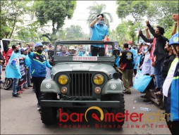 Ziarahi Makam Bung Tomo, Anis Matta Diarak Naik Jeep Willys