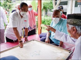 Seru Hibur Lansia Griya Wredha, Armuji Ikut Main Karambol!