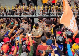 UMP Cuma Naik Rp 22 Ribu, Buruh Saweran Rp 700 buat Khofifah