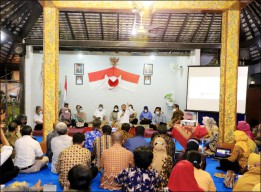 Wali Kota Eri Cangkrukan di Balai RW, Serap Aspirasi dan Langsung Beri Solusi